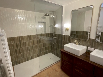 Rénovation moderne d'une salle de bain à Ménerbes