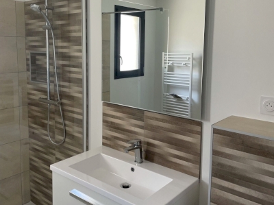 Salle de bain épurée et moderne à Vacqueyras Salle de bain épurée et moderne à Vacqueyras