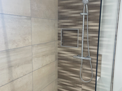 Salle de bain épurée et moderne à Vacqueyras Salle de bain épurée et moderne à Vacqueyras