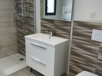 Salle de bain épurée et moderne à Vacqueyras