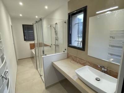 Rénovation de salle de bain à Saumane : élégance et modernité