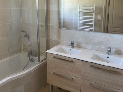 Salle de bain Salle de bain double vasque, avec baignoire et pare-bain